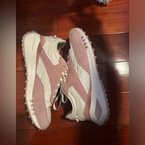 REEBOK Classic Pink & White Active Casual Running Shoes - Women’s Sz 8.5 NEW